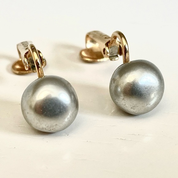 Avon Vintage Silver Gray Faux Pearl Gold-Tone Clip Earrings Minimalist Chic EUC - Picture 2 of 11